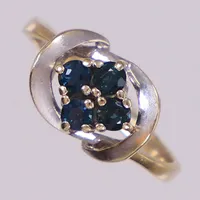 Ring med blå stenar, stl 17, bredd 8,8mm, rödguld/vitguld, slitage,14K Vikt: 2,6 g