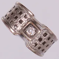 Ring med briljantslipad diamant ca 0,16ct, stl 17½, bredd 10,9mm, vitguld 18K  Vikt: 11,2 g