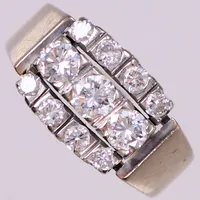Ring med briljantslipade diamanter ca 0,85ctv, stl 16, bredd 9,3mm, Stockholm år 1971, defekt/avklippt skena, vitguld, 18K  Vikt: 6 g