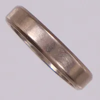 Ring, stl 18½, bredd: 4,3mm, vitguld, repor, gravyr, 18K  Vikt: 4,1 g