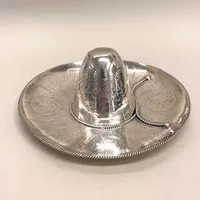 Sombrero med mönsterdekor, Ø21cm, bucklor, hål, lagning, Mexico, 925/1000 silver Vikt: 192,4 g