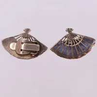 Ett par örhängen med solfjädrar, niellodekor, 31,4mm, clips, Thailand, repor, 925/1000 silver Vikt: 6,5 g