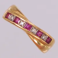 Ring med rubiner och diamanter 4xca0,01ct, stl 15½, bredd: 2,8-6mm, Guldfynd, 18K  Vikt: 3,3 g