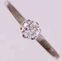 Ring med diamant 1xca0,30ct enligt gravyr, stl 16¼, bredd: 1,3-4,8mm, vitguld, missfärgningar i guldet, 18K Vikt: 2,4 g