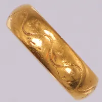 Ring, stl 15, bredd: 5,1mm, gravyr, 23K Vikt: 4,8 g