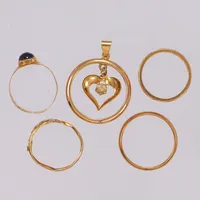 4 ringar, 1 hänge (omgjord ring), gravyr, buckla, 18K  Vikt: 16,5 g