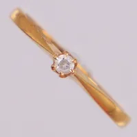 Ring med briljantslipad diamant 1xca0,04ct, stl 16¼, bredd 1,6-2,8mm, Guldfynd, 18K  Vikt: 1,8 g