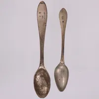 2 skedar, 12-14cm, gravyr, bucklor, 1800-talets mitt, 830/1000 silver Vikt: 22,8 g