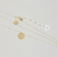 collier med berlocker och avtagbar hänge med pärlor som hänger på nacken längd 6,5 cm, längd på halsbandet 38 cm, 18K Vikt: 4 g