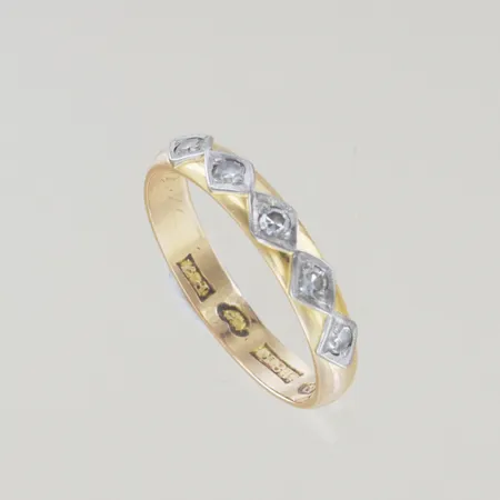 Ring med diamanter 5 x 0,03ct, bredd 3,2 mm, diam 17,25 mm, graverad 18K  Vikt: 2,4 g
