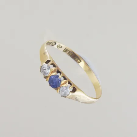 Ring med stenar, Ø 17 mm, bredd 3 mm, 18K Vikt: 1,3 g