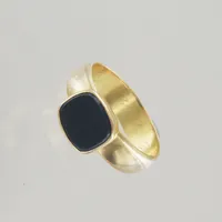 Ring med svart sten, Ø 20½, bredd 6-10 mm, tunn gravyr, 18K Vikt: 7,6 g