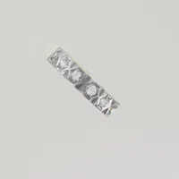 Ring med stenar infattat i vitguld, Ø 15½ mm, bredd 3,6 mm, 14K Vikt: 3,4 g