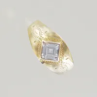 Ring med sten, Ø 16½ mm, bredd 4-8,7 mm, 18K, ojämn skena Vikt: 2 g