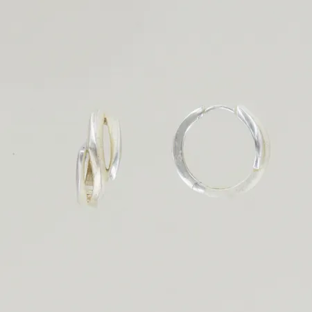 Ett par örhängen, diameter 1,4 cm, bredd 4,7 mm, Silver 925/1000 Vikt: 3 g