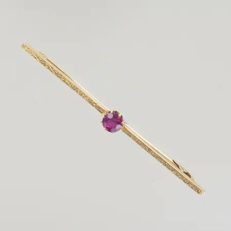 Brosch med sten år 1928, längd 6 cm, bredd 1,7 mm 18K Vikt: 1,9 g