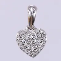 Hänge hjärta med diamanter ca 34x0,001ct åttkantslipade, längd: ca 1cm, bredd: ca 7mm, GHA, vitguld, 18K  Vikt: 0,7 g