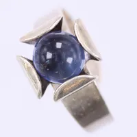 Ring med blå sten, stl: 17½, justerbar, bredd: ca 2-11mm, HSG, 925/1000, silver Vikt: 4,2 g