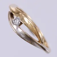 Ring vitguld/gult guld med diamant ca 1x0,09ct, stl: 17, bredd: ca 2-7mm, 18K Vikt: 3,3 g
