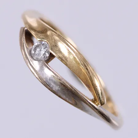 Ring vitguld/gult guld med diamant ca 1x0,09ct, stl: 17, bredd: ca 2-7mm, 18K Vikt: 3,3 g