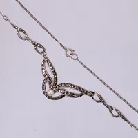 Collier med markasiter och en odlad pärla, längd ca 45,5cm, bredd ca 1,5-21,7mm, ändögla är öppen, silver 830/1000 Vikt: 9,5 g