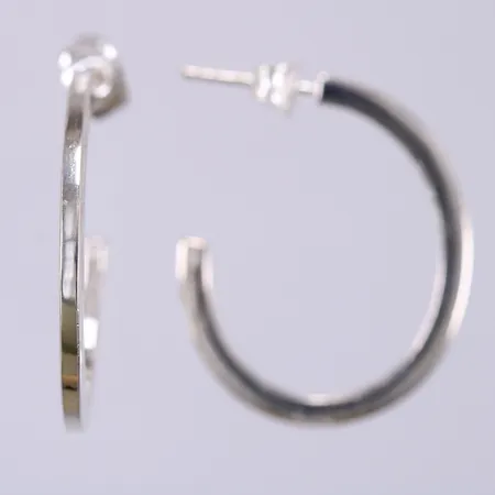 Ett par örhängen Hoops Efva Attling, längd: ca 2,8cm, bredd: ca 2mm, 925/1000, silver Vikt: 5,9 g