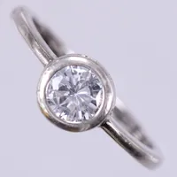 Ring med vita stenar, stl: 17¼, bredd: ca 2-7mm, 925/1000, silver Vikt: 2,1 g