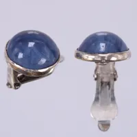 Ett par örhängen med blåa stenar, Ø ca 14mm, Silver Och Guld Märta Lindgren, 1964, clips, 830/1000 silver  Vikt: 5,5 g
