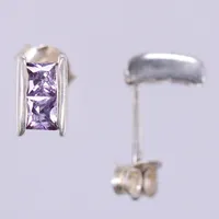 Ett par örhängen med lila sten, längd: ca 0,7cm, bredd: ca 4mm, 925/1000, silver Vikt: 1,3 g