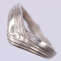 Ring, stl: ca 18¾, bredd: ca 3-6mm, silver 925/1000  Vikt: 2,5 g
