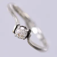 Ring med vit sten, stl: 17¾, bredd: ca 2-5,mm, 830/1000, silver Vikt: 1,9 g