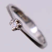 Ring med diamant ca 1x0,05ct, stl: ca 17, bredd: 3-4mm, en klo är sned, vitguld, 18K  Vikt: 2,1 g