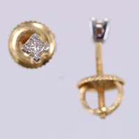 Ett par örhängen med diamanter ca 2x0,03ct, princesslipade, gulguld/vitguld, 18K  Vikt: 1 g
