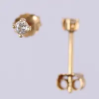 Ett par örhängen med diamanter ca 2x0,03ct, 18K  Vikt: 0,5 g