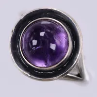 Ring med lila sten, stl: 14½, bredd: ca 3-13mm, 925/1000, silver Vikt: 4,2 g