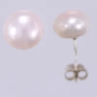 Ett par örhängen med odlade pärlor, Ø 9mm, 925/1000, silver Vikt: 1,5 g
