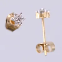 Ett par örhängen med diamanter 14x0,005ct, Ø ca 4mm, 18K Vikt: 0,8 g