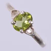 Ring med grön sten, stl ca 16¾, bredd ca 1,5-7mm, 830/1000 silver Vikt: 1,4 g