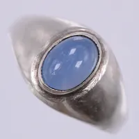Ring med blå sten, stl ca 15, bredd ca 2,1-9,9mm, 835/1000 silver Vikt: 2,3 g
