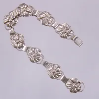 Armband med blomdekor, längd ca 18,5cm, bredd ca 5,5-14,5mm, Janson Guldvaru Ab Victor, 1954, 830/1000 silver  Vikt: 12,5 g