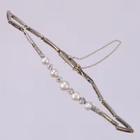 Armband med odlade pärlor Ø ca 4-5mm, diamanter ca 4x0,04ct, 8 st rosenstenar, längd: ca 18cm, bredd: ca 2-5mm, vitguld 18K  Vikt: 7,6 g