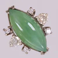 Ring med grön sten, troligen jadeit och diamanter 2x0,25ct, piqué, nagg, 4x0,03ct, stl 15¾, bredd ca 2,5-22mm, vitguld. 18K  Vikt: 5,2 g