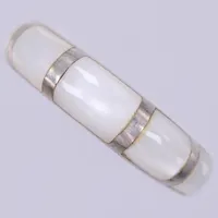 Ring med vita stenar, stl: 17¼, bredd: ca 3-6mm, 925/1000, silver Vikt: 4,7 g