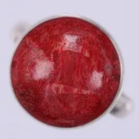 Ring med röd sten, stl: 17¾, bredd: ca 3-15mm, 925/1000, silver Vikt: 3,2 g
