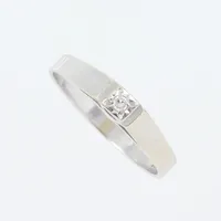 Ring vitguld med diamant ca 0,02ct, stl  15 2/3 mm, bredd ca 2,3-3,1 mm, 18K Vikt: 1,7 g