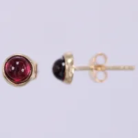 Ett par örhängen med lila stenar, Ø ca 5,4mm, udda stopp i 18K, 14K Vikt: 0,9 g