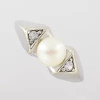 Ring med pärla och små stenar syntetiska spineller, stl 17½mm, bredd 1,55-7,2mm, 18k vitguld Vikt: 3,3 g
