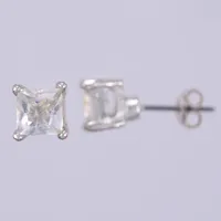 Ett par örhängen med vita stenar, längd ca 7,2mm, bredd ca 7,5mm, vitmetall, stop i silver