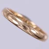 Ring, stl ca 18½, bredd ca 3mm, gravyr, 18K  Vikt: 3,2 g