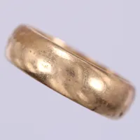 Ring, stl ca 17¼, bredd ca 5,7mm, gravyr, 18K Vikt: 5,6 g
